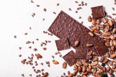 Siyah çikolata.