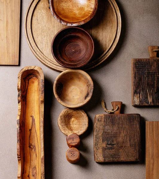 Verscheidenheid van lege houten kommen — Stockfoto