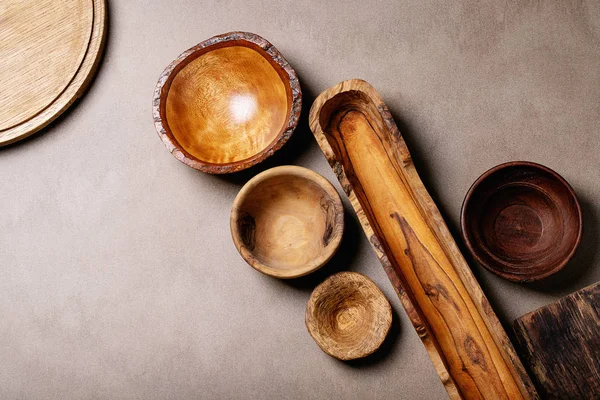 Verscheidenheid van lege houten kommen — Stockfoto