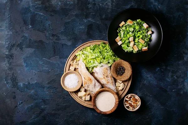 Ingrédients pour faire la salade César — Photo