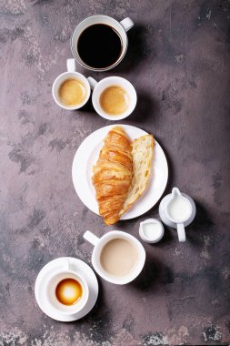 kruvasan ile taze kahve