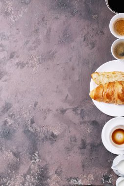 kruvasan ile taze kahve