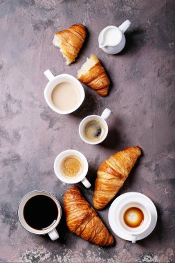 kruvasan ile taze kahve