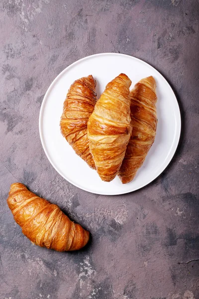 Frischer Kaffee mit Croissant — Stockfoto