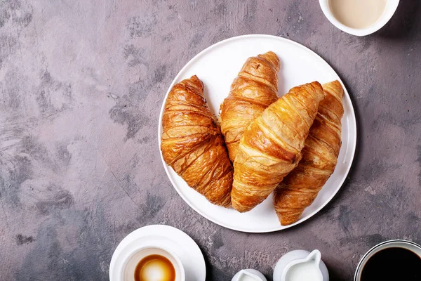 Fresh coffee with croissant — Stock Photo, Image