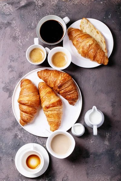 Fresh coffee with croissant — Stock Photo, Image