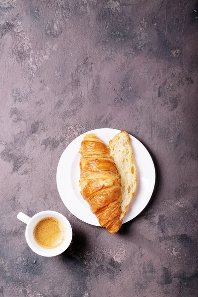 Fresh coffee with croissant — Stock Photo, Image