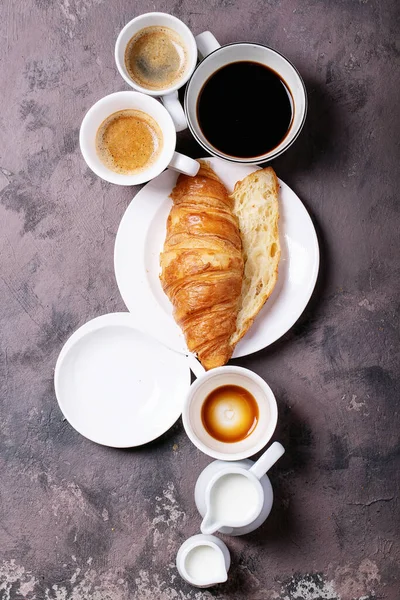 Fresh coffee with croissant — Stock Photo, Image