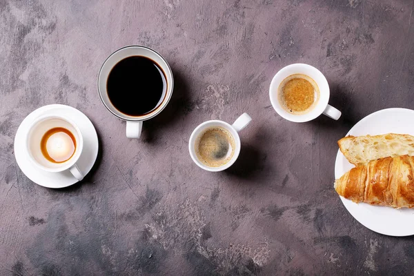 Café fresco com Croissant — Fotografia de Stock