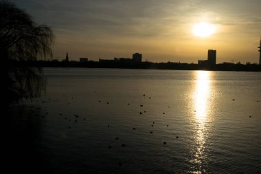 Hamburg gökyüzünde parlayan güneş