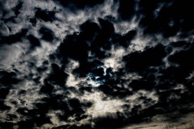 Şeytan kara bulutlar gökyüzünde