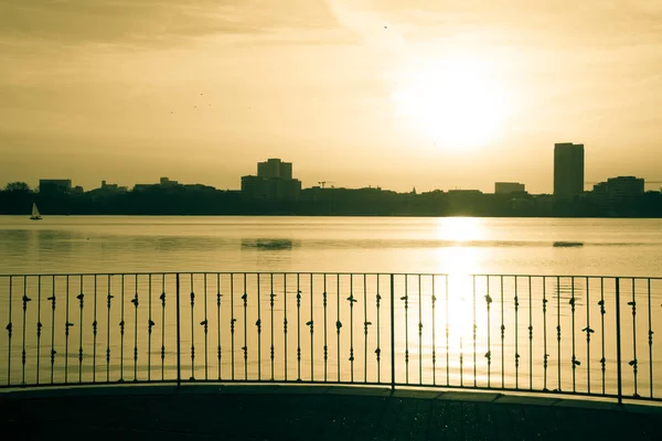 Clôture avec lac et coucher de soleil — Photo