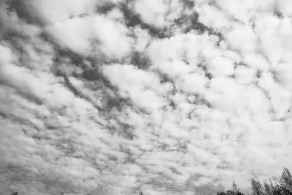 Böse dunkle Wolken am Himmel — Stockfoto