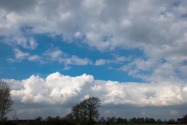 Beau ciel bleu avec nuages et rayons de soleil — Photo