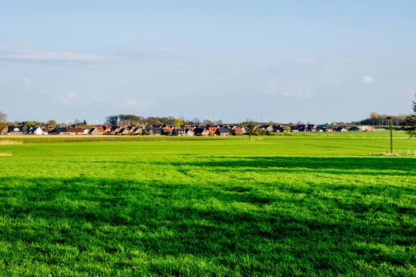 Village allemand entraver un champ vert — Photo