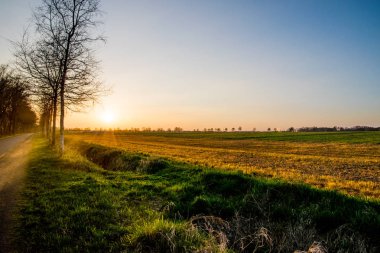 farklı renkler alanı ile günbatımı görünümü 