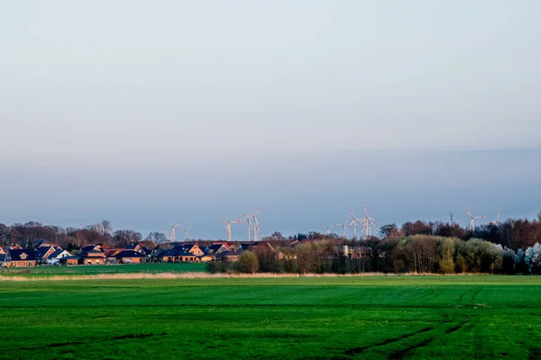 德国村庄 behinde 一个绿色领域 — 图库照片
