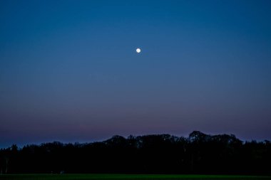 güzel ay batımında mavi gökyüzü ve çevre ile