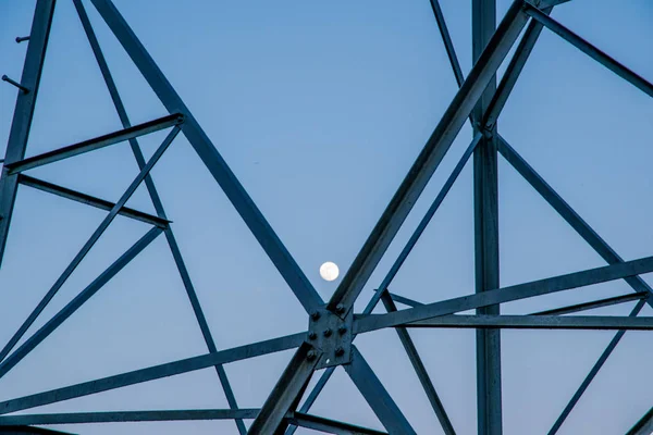 Güzel ay batımında mavi gökyüzü ve çevre ile — Stok fotoğraf