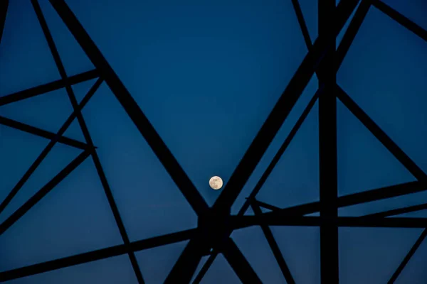 Красивий місяць на заході сонця з блакитним небом і навколишнім середовищем — стокове фото