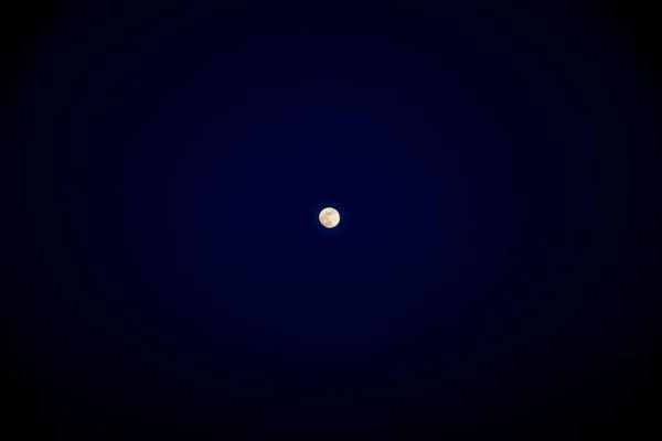 Hermosa luna al atardecer con un cielo azul y el medio ambiente —  Fotos de Stock