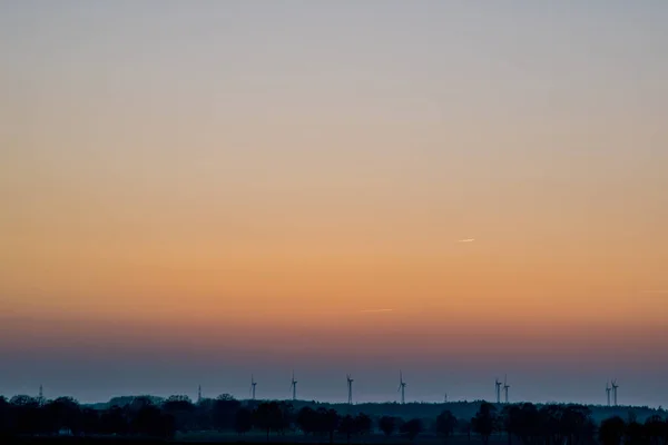 Schöner Mond bei Sonnenuntergang mit blauem Himmel und Umgebung — Stockfoto