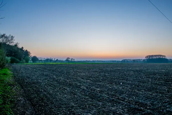 Dlouhé pole za soumraku s krásnými barvami a pozadím — Stock fotografie
