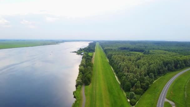 Niesamowite zdjęcie lotnicze strzał z drona na piękną rzeką — Wideo stockowe