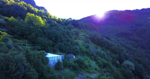 Een drone-vlucht boven een groene berg — Stockvideo