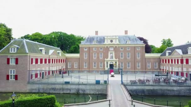 Europese gebouw geschoten met een drone — Stockvideo