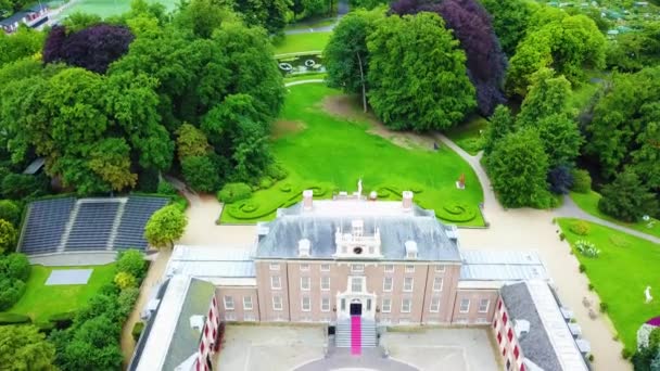 Edificio Europeo disparado con un dron — Vídeo de stock