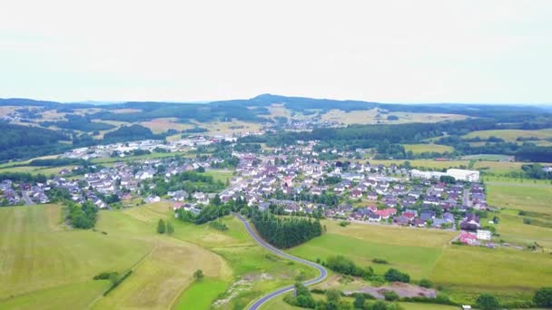 Vuelo aéreo sobre un pueblo europeo — Vídeo de stock