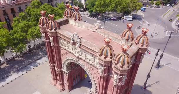 Vuelo con drones en la plaza de Barcelona — Vídeo de stock