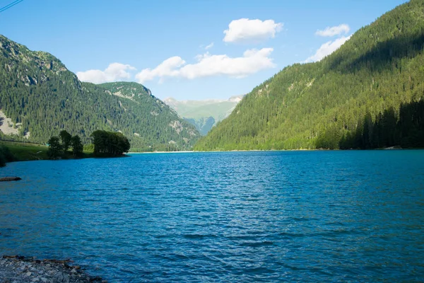 Maravillosa vista al lago con fondo montaña verde en Europa — Foto de Stock