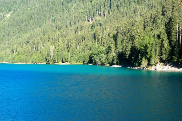Maravillosa vista al lago con fondo montaña verde en Europa — Foto de Stock