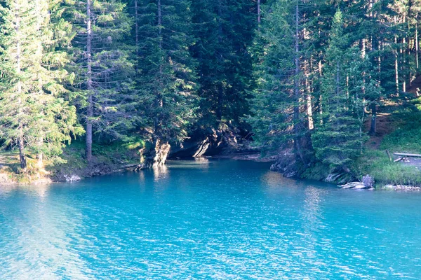 Прекрасный вид на озеро с зеленым фоном горы в Европе — стоковое фото