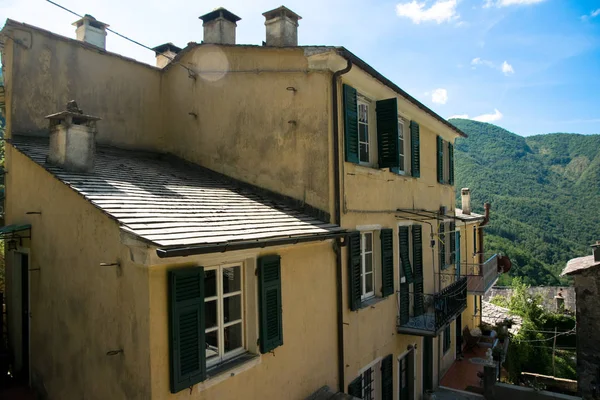 Yaz saati bir gökyüzü arka plan ile Avrupa'nın binasında