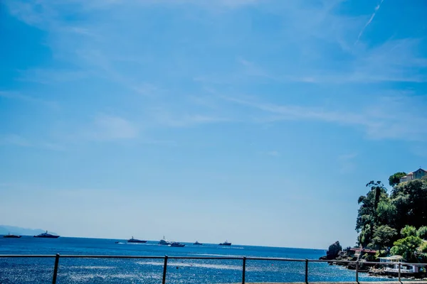 Час відпустки влітку з блакитною водою і чистим небом — стокове фото