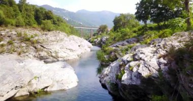 kayalar arasında bir nehir üzerinde hava sinema uçuş 