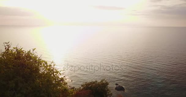 Schwenkkamera bei Sonnenuntergang mit einem Oncea unten — Stockvideo