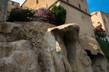 güneşli bir günde bir bina ile Avrupa'nın bir görünüm