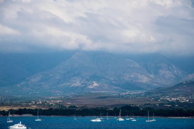 güneşli bir günde Eur görünümü su ve doğal elemanları ile rahatlatıcı