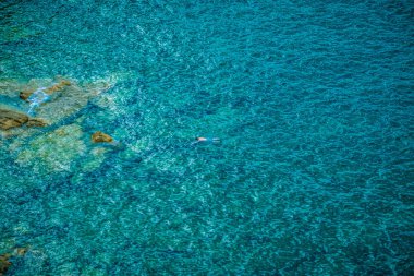 güneşli bir günde Eur görünümü su ve doğal elemanları ile rahatlatıcı