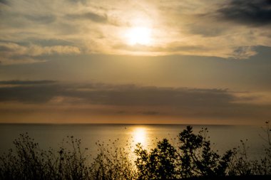 Yolun Avrupa'nın doğal elemanları ile harika gün batımı