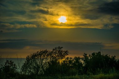 Yolun Avrupa'nın doğal elemanları ile harika gün batımı