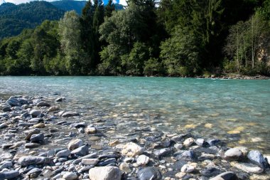 güneşli bir günde Eur görünümü su ve doğal elemanları ile rahatlatıcı