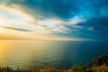 Yolun Avrupa'nın doğal elemanları ile harika gün batımı