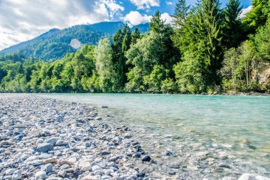 güneşli bir günde Eur görünümü su ve doğal elemanları ile rahatlatıcı