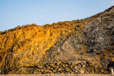 Yaz aylarında güneşli bir günde doğal elemanları ile dağ