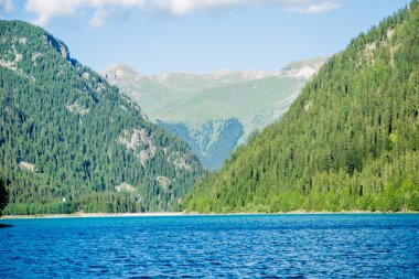 güneşli bir günde Eur görünümü su ve doğal elemanları ile rahatlatıcı